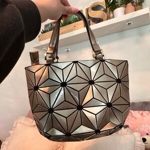 Geometric Holographic Purse